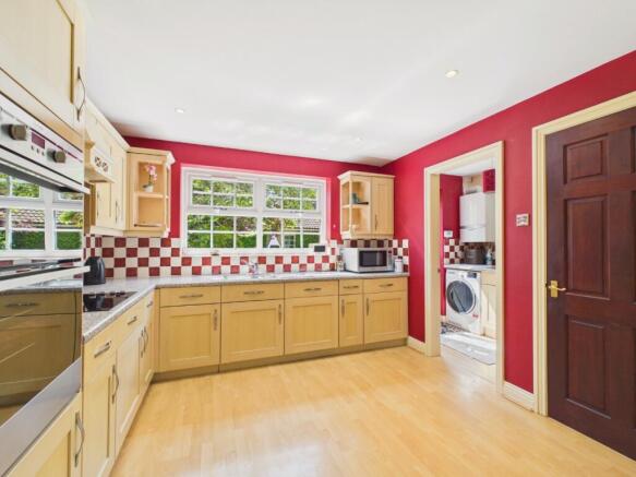 4 bed Detached for sale Image 5