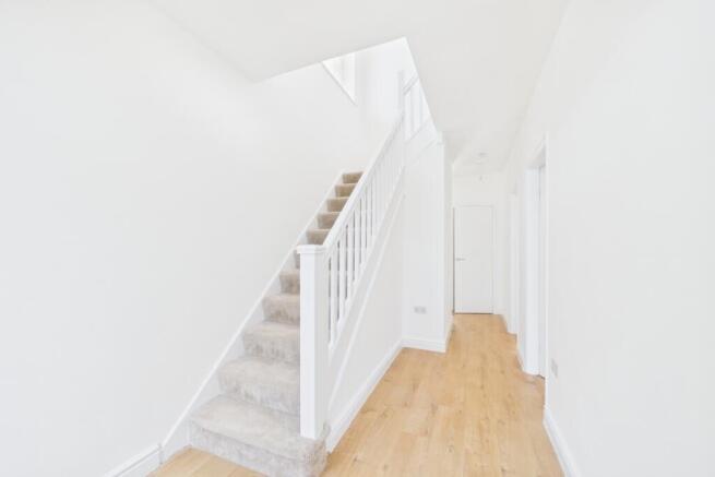 5 bed Semi-Detached to rent Image 9