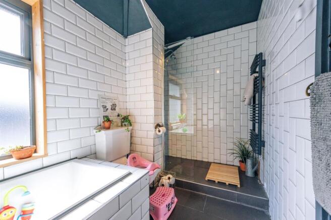 bathroom 1.jpg