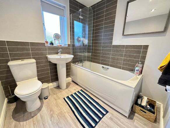 Family bathroom (2)