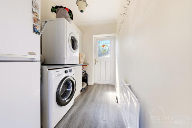 5 bed Detached for sale Image 9