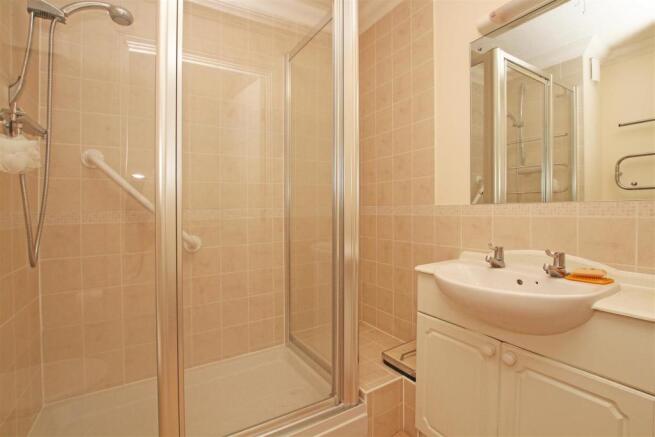 16GL - Shower room.jpg