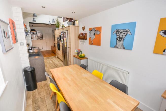 STUNNING FITTED KITCHEN / DINING ROOM