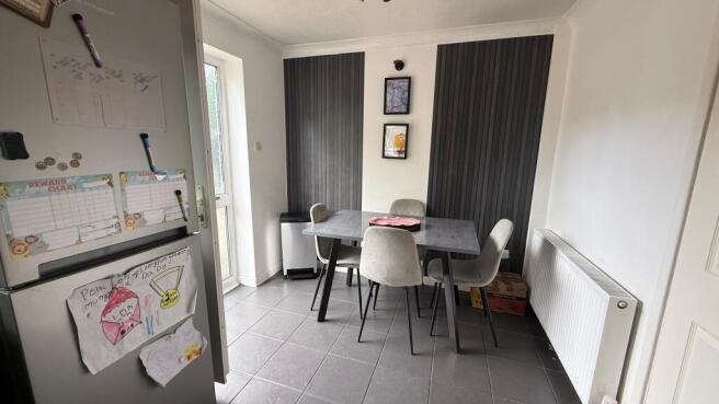 2 bed House to rent Image 5