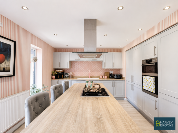4 bed Detached for sale Image 8