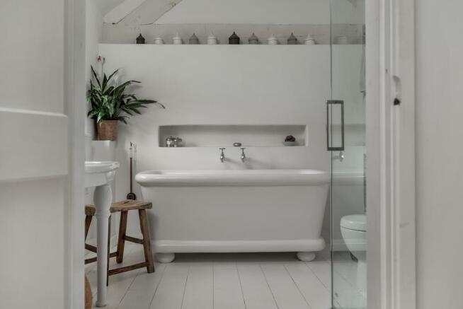 ENSUITE BATHROOM