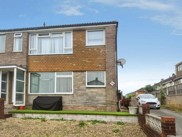 2-bed flat on Ravenhead Drive, Bristol, BS14 9AU, £215,000