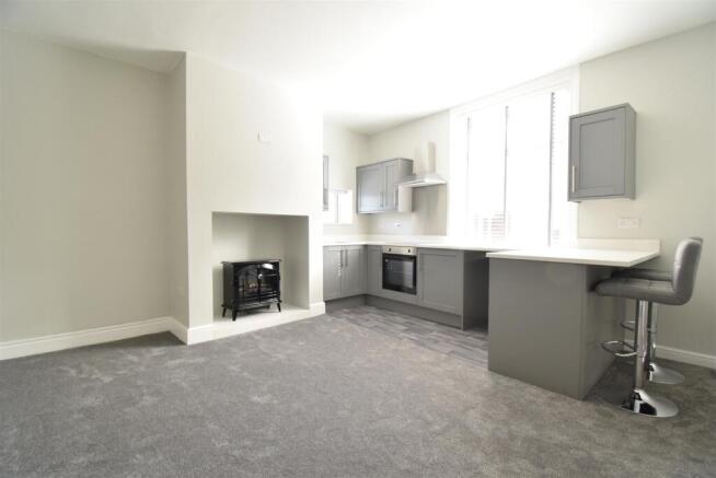 2 bed End of Terrace to rent Image 4