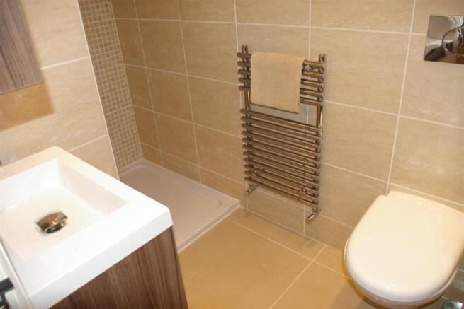 EN-SUITE SHOWER ROOM
