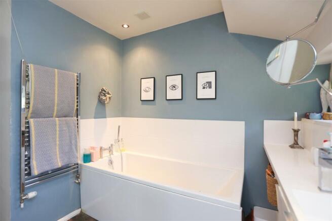 1 Septima Cottages Bathroom (3).JPG