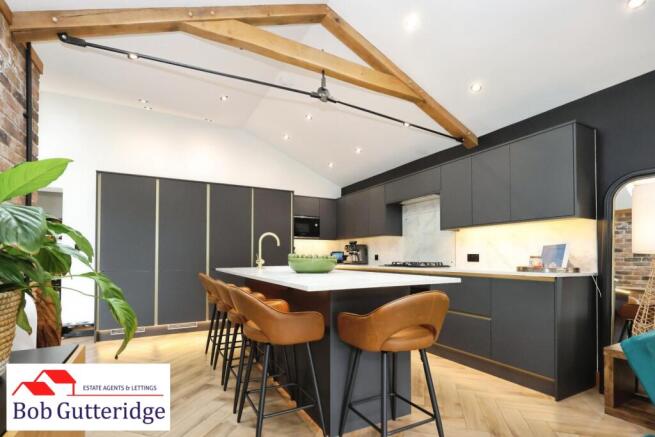 STUNNING "L" SHAPED FITTED KITCHEN / BREAKFAST / F