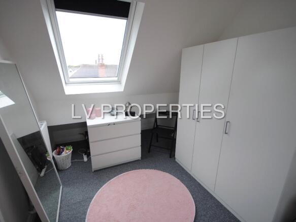 5 bed Semi-Detached to rent Image 11