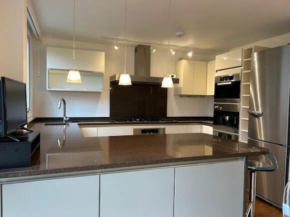 3 bed Apartment to rent Image 10