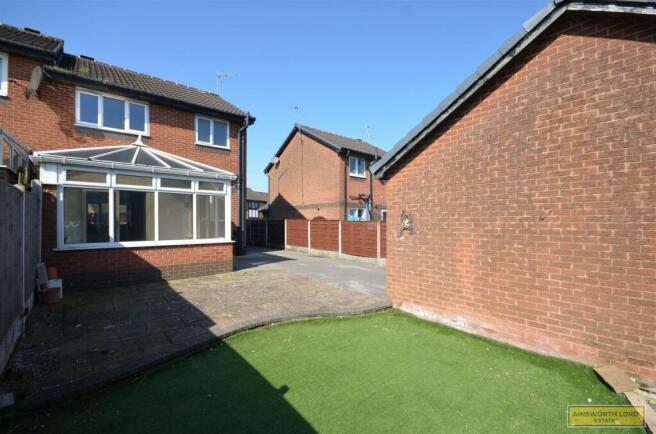 LARGE GARDEN WITH GARAGE