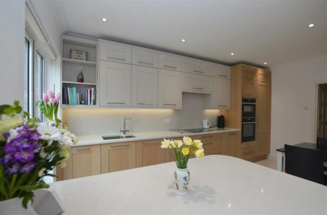 22 Strathearn Ave kitchen5.JPG