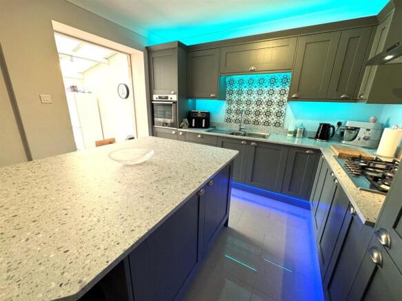 KITCHEN PIC 2.jpg