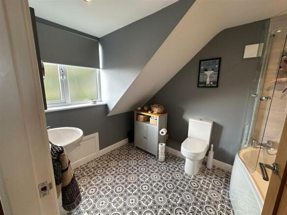 ENSUITE BATHROOM