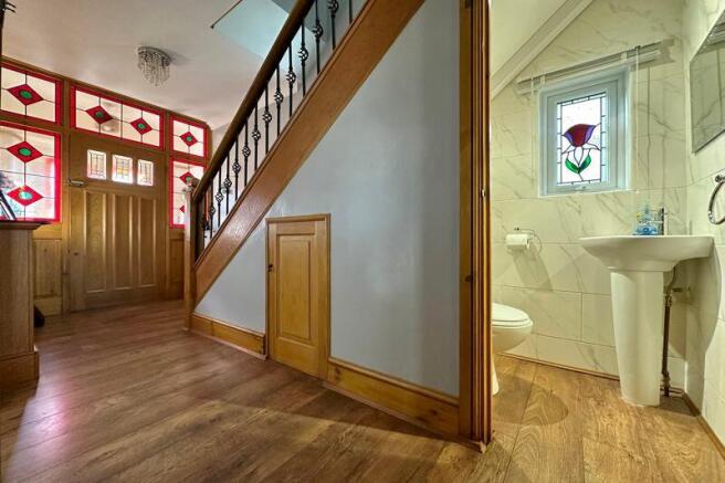 Hall to WC