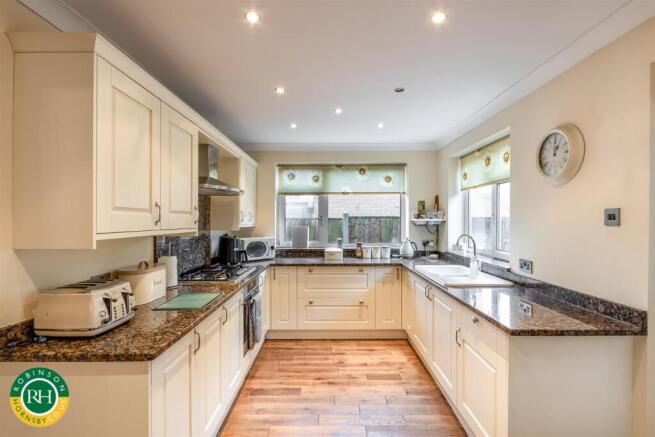 5 bed Semi-Detached for sale Image 6