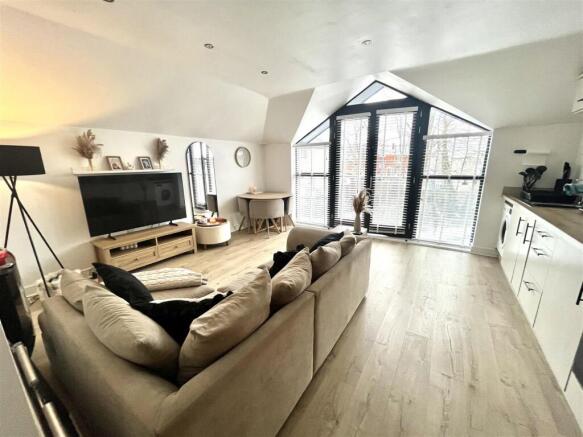 Lounge/ Dining Kitchen: