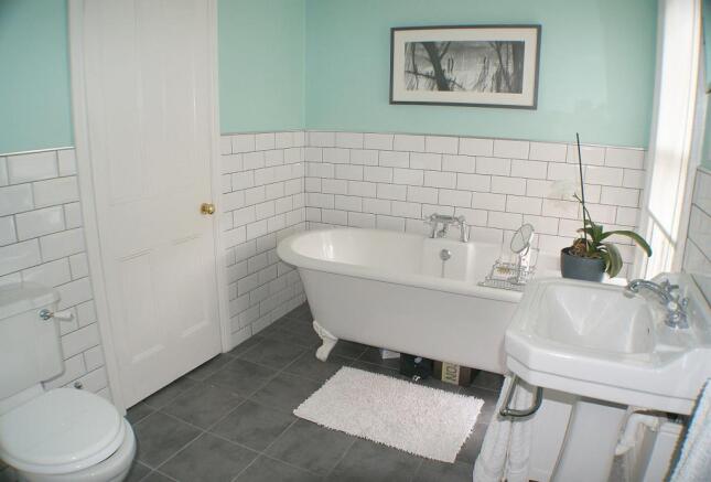 Family Bathroom/Show