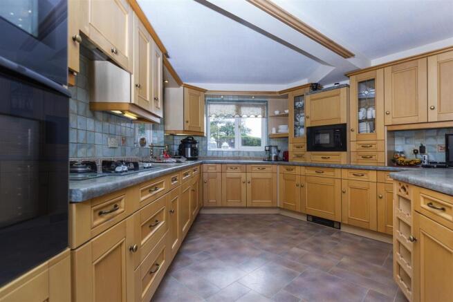 5 bed Detached for sale Image 8