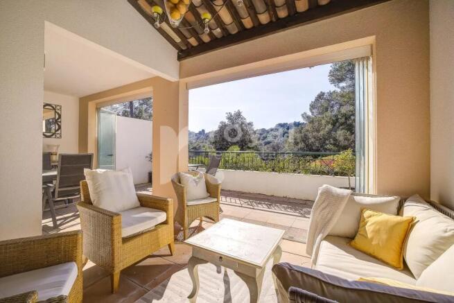 Covered terrace with outdoor dining area ¿ Mougi