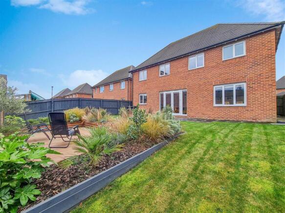 4 bed Detached to rent Image 12
