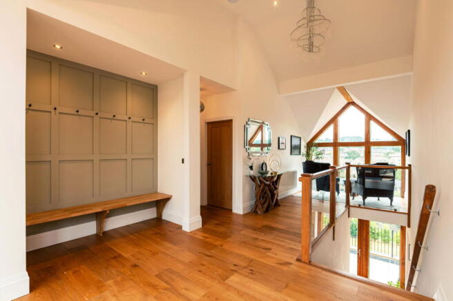 5 bed Detached for sale Image 2