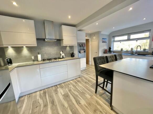 OPEN PLAN KITCHEN/DINING ROOM