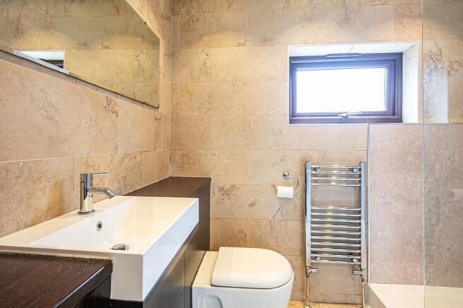 4 bed Semi-Detached to rent Image 9