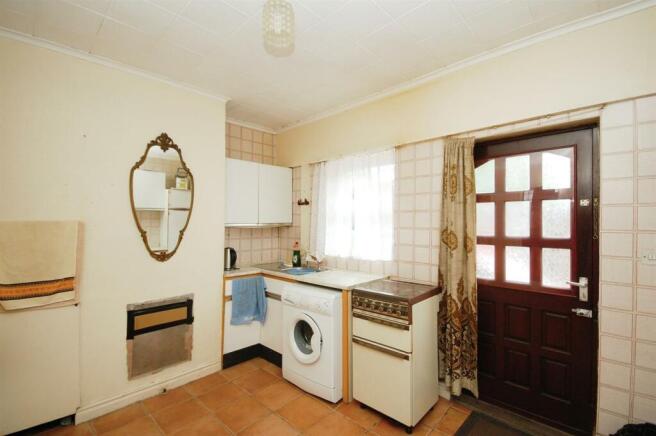 6middlerowKITCHENVIEW2.JPG