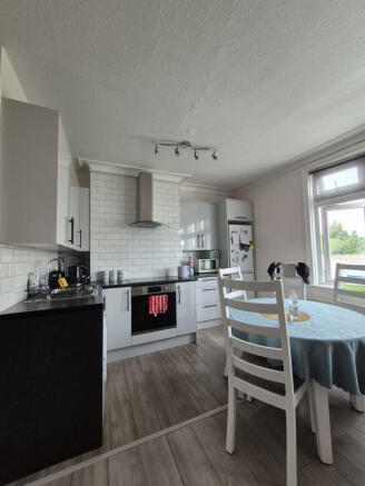 Beautifully Presented Two-Bedroom Top Floor Flat