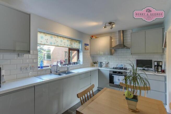 KITCHEN /  BREAKFAST