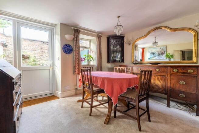 Discreetly positioned just a few steps from High Street in central Wells photo 4