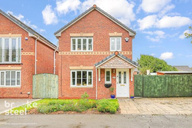 3-bed detached on Leyland Avenue, Hindley,, £270,000