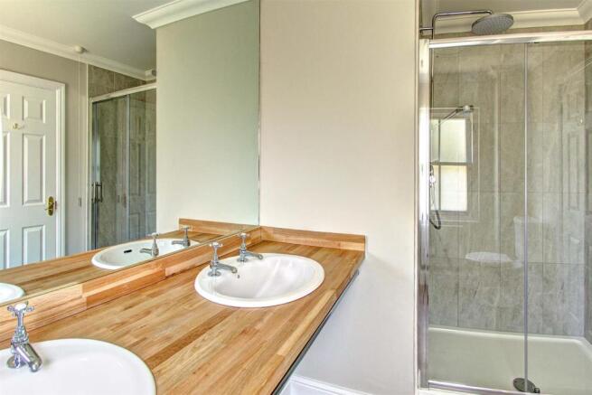 ensuite.jpg