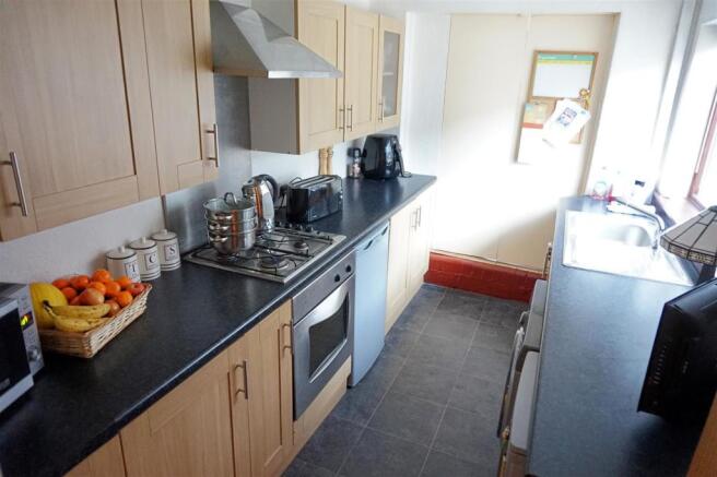 MODERN FITTED KITCHE