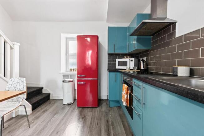 3 bed Flat to rent Image 5