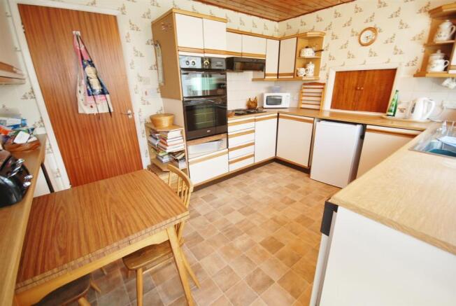 a kitchen alt.jpg