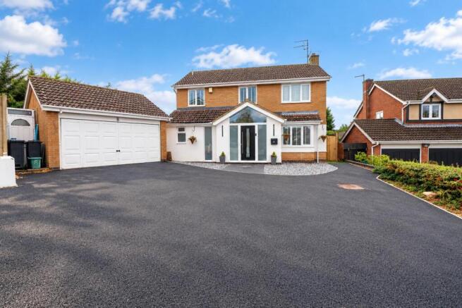 4-bed detached on Barrington Road, Rushden Northamptonshire NN10, £450,000
