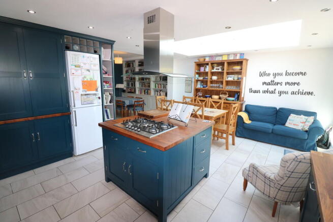 5 bed Semi-Detached to rent Image 5