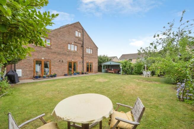 6 bed Detached for sale Image 5