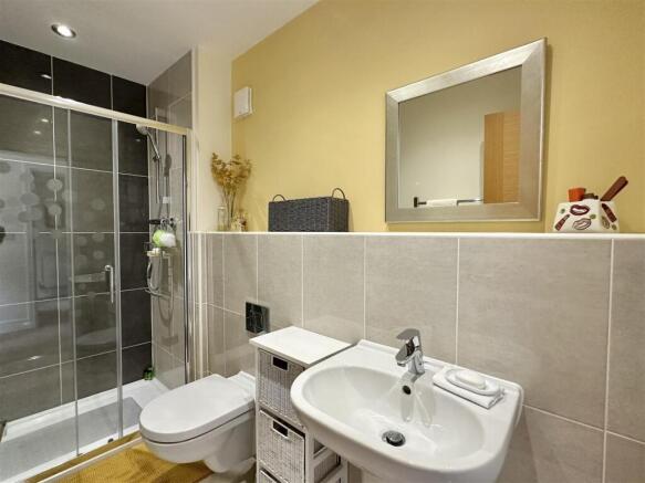 4 bed Detached for sale Image 8