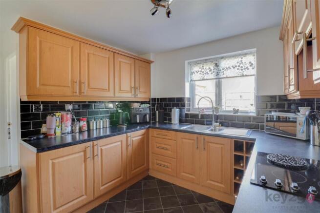 4 bed Detached for sale Image 8