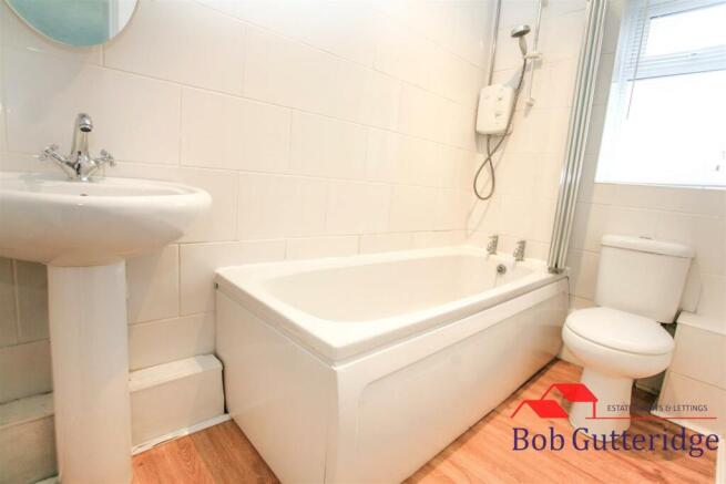 GROUND FLOOR FULLY TILED BATHROOM