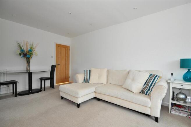 Lounge/Dining Area