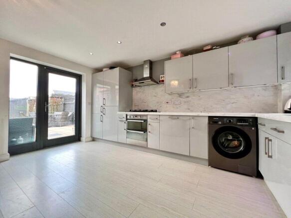 4 bed Town House for sale Image 4