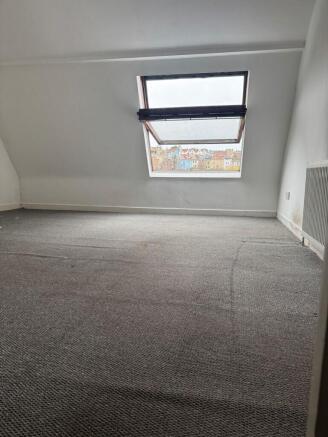 Bright top-floor single bedroom with a large sk...