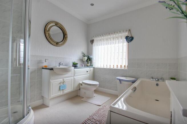 4 bed Detached for sale Image 9